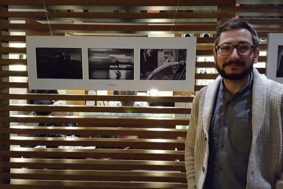 El periodista leridano, junto a sus tres fotos premiadas y expuestas en el Eurostars Hotel de Berlín.