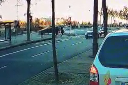 Moment de en què un conductor escapat estampa el cotxe contra el mur del riu a Lleida