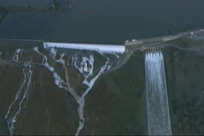 Imatge aèria de l’estat en el qual es troba la presa del llac Oroville, a Califòrnia.