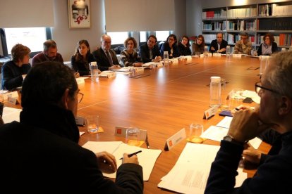 El síndic y la consellera de Enseñanza, en el centro, durante una reciente reunión.