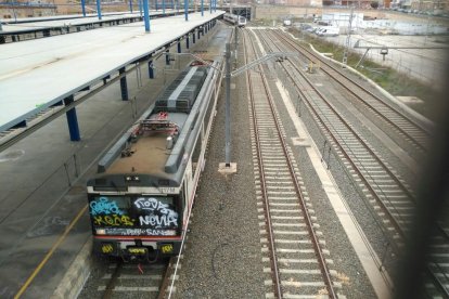 El tren que va aparèixer pintat el cap de setmana passat, aturat a l’estació Lleida-Pirineus.