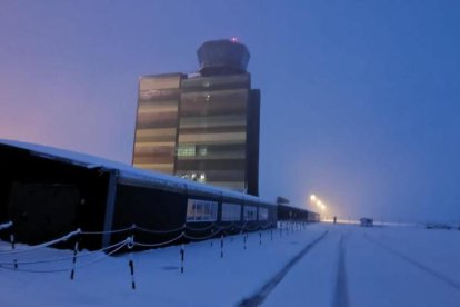 La terminal de l’aeroport de Lleida ahir després de la nevada. La Generalitat preveu acollir avui les operacions amb normalitat.