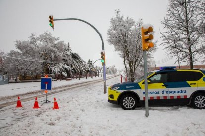 La C-14 cortada en Tàrrega este domingo por la mañana.