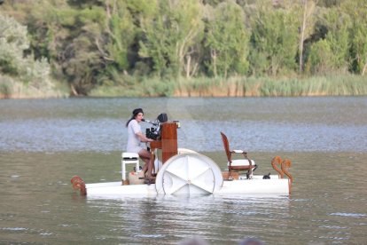 L'espectacle internacional 'Le Piano du Lac', un muntatge nascut el 2014 en el qual el públic gaudeix d'un concert de piano mentre l'instrument “navega” per les aigües d'un llac, va tornar  a les aigües del Segre a Sant Llorenç de Montgai, a Camarasa.