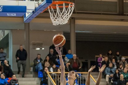 Belén Arrojo lanza a canasta ante la estadounidense Roneeka Hodges, jugadora del Mann Filter.