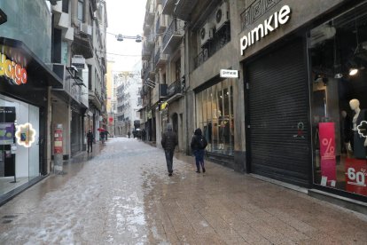 Imagen de las tiendas del Eix Comercial ayer cerrado y vacío, un hecho inédito en un sábado y en plena temporada de rebajas.