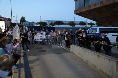 Orvepard i els pro residència no van anar a la reunió i una minoria va bloquejar el cotxe de Pueyo a la sortida de la Llotja