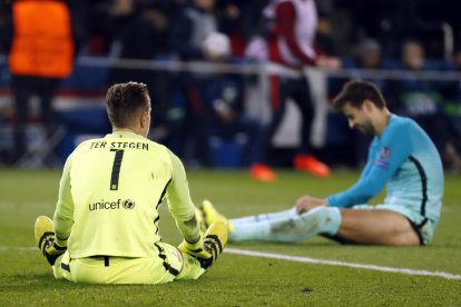 Ter Stegen, que va salvar el Barça d’un parell de gols a la primera meitat, al costat de Piqué, la imatge de l’abatiment del conjunt blaugrana.