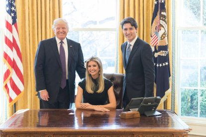 Ivanka Trump, criticada per asseure’s a la cadira del Despatx Oval.