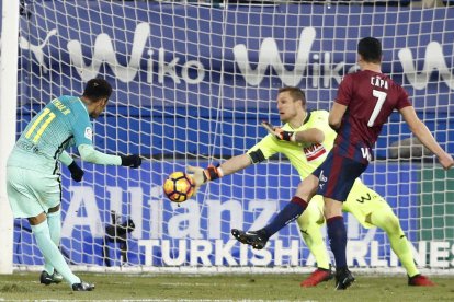 El porter de l’Eibar s’estira per intentar impedir el gol de Neymar.