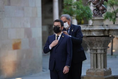 Quim Torra fue el encargado de colocar la medalla de president a su sucesor en el cargo, Pere Aragonès.