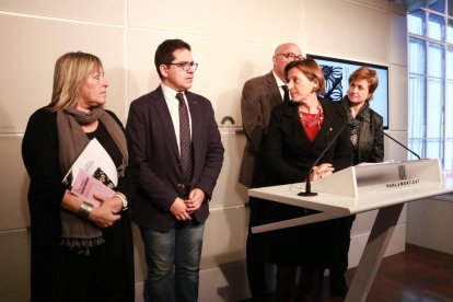 La lleidatana Ramona Barrufet i Carme Forcadell, amb els altres membres de la Mesa.