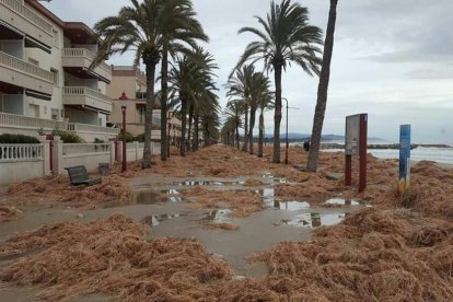 Vista del passeig marítim de Cubelles inundat ahir després del fort temporal.