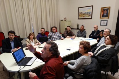 Representantes del ayuntamiento y del Govern, ayer en La Seu.