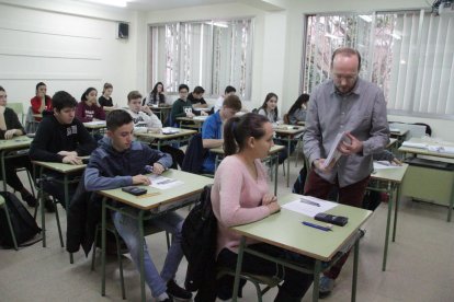 Alumnes de quart d’ESO, instants abans de començar les proves.