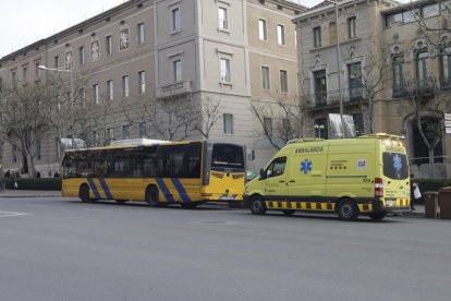 L’autobús implicat, al costat d’una ambulància del SEM.