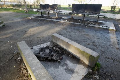 Restos de una hoguera donde debería haber una mesa, en la zona de barbacoas de Les Basses.