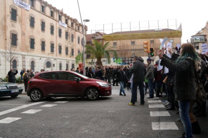 Manifestació de treballadors ahir davant de la Model.