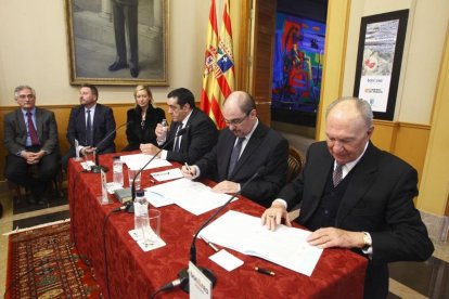 Moment de la firma del president aragonès i el de BonÀrea.