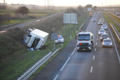 Bolca un camió a l'autovia A-2 a Castellnou de Seana