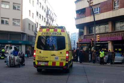 El vehículo acabó encima de la acera tras una colisión ayer en la calle Vallcalent con Bisbe Ruano. 