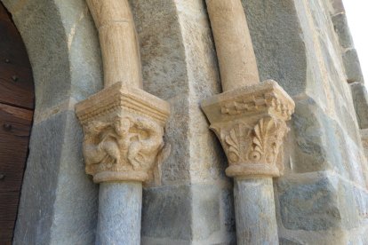 Capitells de l'església de Santa Maria de Cóll, a la Vall de Boí.