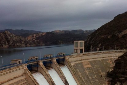 Santa Ana desembalsando agua el pasado 3 de febrero.