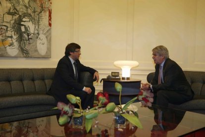 Puigdemont y Dastis, reunidos ayer antes del comienzo del foro euromediterráneo de Barcelona.