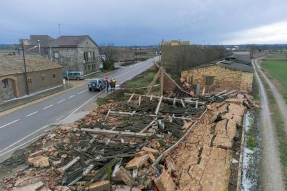 Als Plans de Sió, la finestra ha arrasat completament un magatzem agrícola d'uns 200 metres quadrats a la sortida de Concabella direcció Hostafrancs.