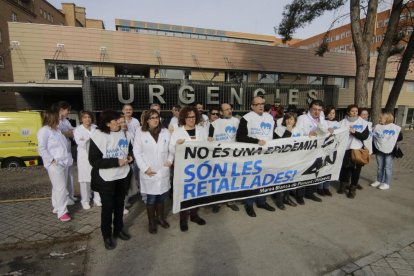 Un momento de la concentración que reunió frente al Arnau a cerca de medio centenar de personas.