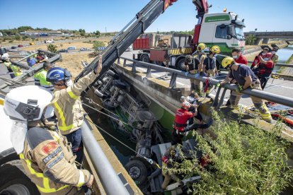 Espectacular rescat d'un camioner que ha patit una sortida de via a Alcoletge