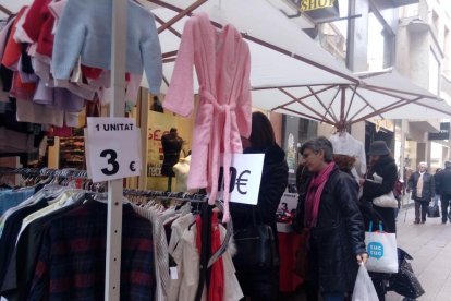 Engega el mercadillo de les rebaixes de l’Eix, que espera remuntar les vendes de la campanya