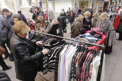 Els establiments de l’Eix ofereixen descomptes en roba, calçat, joies, decoració o alimentació fins demà.