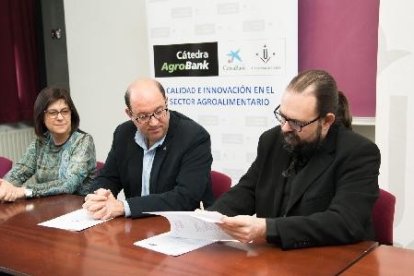 La firma del acuerdo, ayer en la UdL.