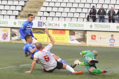 Marc Nierga demostró su olfato goleador en su debut en L’Hospitalet.