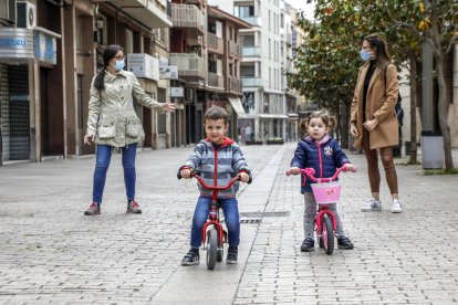 A peu, amb patinet o amb bicicleta, així van sortir ahir els nens menors de 14, acompanyats d’un adult, a la canalització del riu Segre a Cappont.