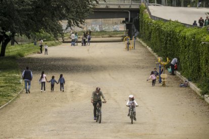 A peu, amb patinet o amb bicicleta, així van sortir ahir els nens menors de 14, acompanyats d’un adult, a la canalització del riu Segre a Cappont.