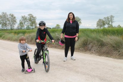 Una família, durant la seua sortida a Agramunt.