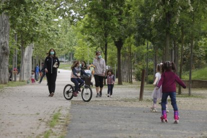 Una familia durante su salida en Agramunt. 