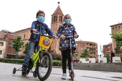 En patinete, bici o a pie, los niños aprovecharon la hora