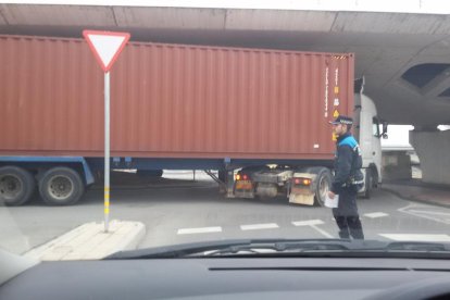 El camió va haver d’efectuar diverses maniobres per poder superar la rotonda.