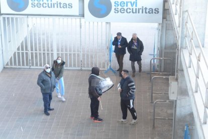 Amb entrades sense seguretat, aficionats a la gespa a la mitja part i la presència a la graderia de Luis Pereira, l'exjugador i empresari gallec que vol comprar el club.