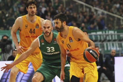 Juan Carlos Navarro controla el balón ante Nick Calathes.