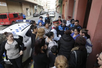 La Urbana i els Mossos van anar a impedir l’okupació d’un habitatge a la Mariola.