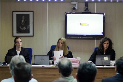 Les magistrades Rocío Martín, Samantha Romero i Eleonor Moyà, durant la presentació de les conclusions del judici del cas Nóos