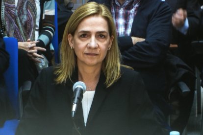 La infanta, en un moment del judici. Ha estat absolta i haurà de pagar només una multa. L’Estat fins i tot li tornarà diners.