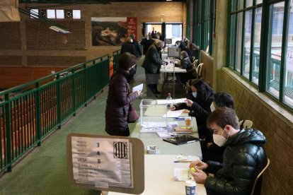 Las medidas anticovid han provocado colas en los colegios