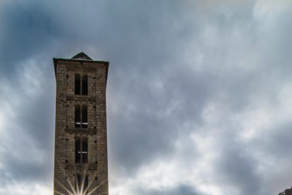 El sol de migdia es cola per un dels finestrals de la torre de Santa Eulàlia d'Erill. ( Vall de Boi)