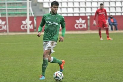 Mikel Fernández, cuando jugó en el Toledo, y Albisua, con el Barakaldo en pugna con Òscar Rubio.