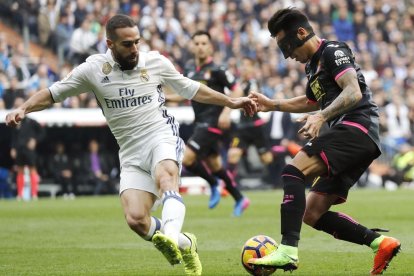 Carvajal y Piatti, con máscara, en una acción del partido de ayer.